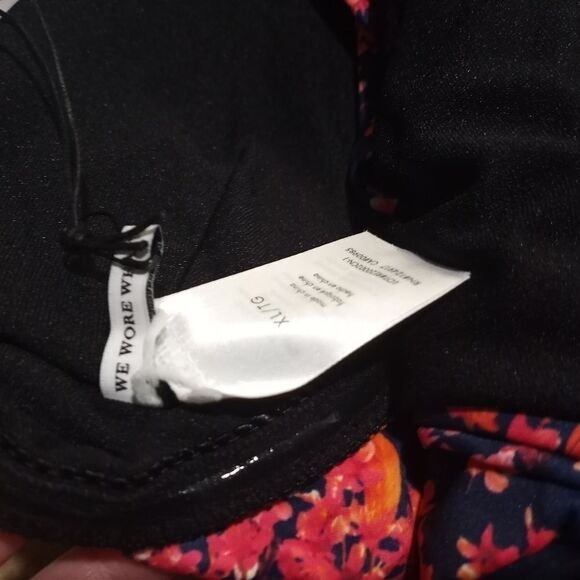 WeWoreWhat Bandeau Tie-Front One-Piece Swimsuit L Navy Red Floral - Picture 8 of 8